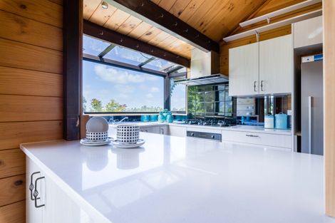 Photo of property in 52 Rauhuia Crescent, Parau, Auckland, 0604