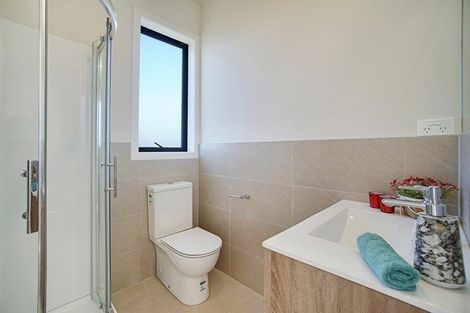 Photo of property in 8 Twin Parks Rise, Papakura, 2110