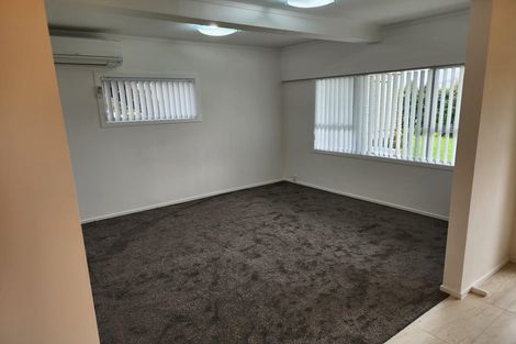 Photo of property in 623 Glenfield Road, Totara Vale, Auckland, 0629