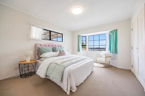 Photo of property in 13 Santiago Crescent, Unsworth Heights, Auckland, 0632