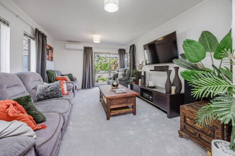 Photo of property in 2/8 Lochend Place, Highland Park, Auckland, 2010