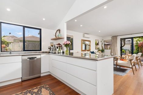 Photo of property in 43 Strowan Road, Strowan, Christchurch, 8052