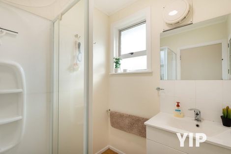 Photo of property in 62 Ruskin Road, Newlands, Wellington, 6037