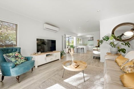 Photo of property in 2/3 Diosma Place, Botany Downs, Auckland, 2010