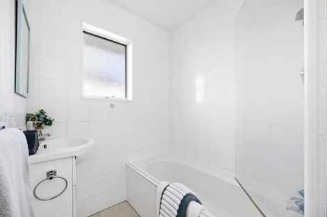 Photo of property in 1/27 Shanaway Rise, Hillcrest, Auckland, 0627