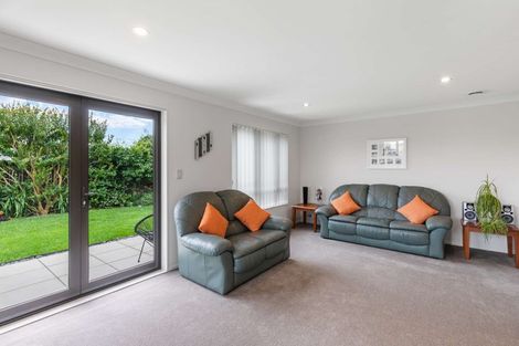 Photo of property in 13 Breaker Grove, Waiuku, 2123