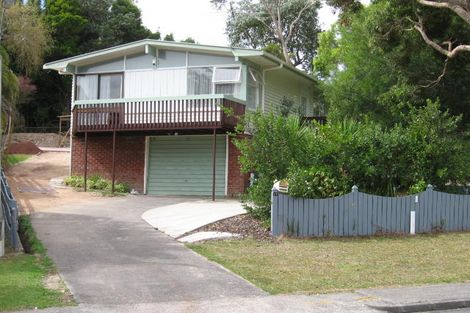 Photo of property in 17 Castleford Street, Green Bay, Auckland, 0604