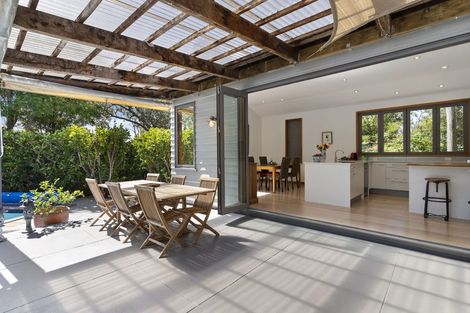 Photo of property in 98 Aberdeen Road, Campbells Bay, Auckland, 0620