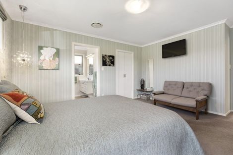 Photo of property in 4 Medallion Court, Kelvin Grove, Palmerston North, 4414