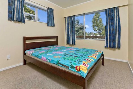 Photo of property in 7 Heather Place, Sunnynook, Auckland, 0620