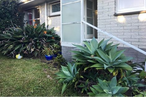 Photo of property in 2/20 Fraser Road, Narrow Neck, Auckland, 0624