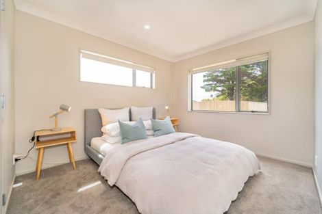 Photo of property in 2 Brindle Way, Newlands, Wellington, 6037