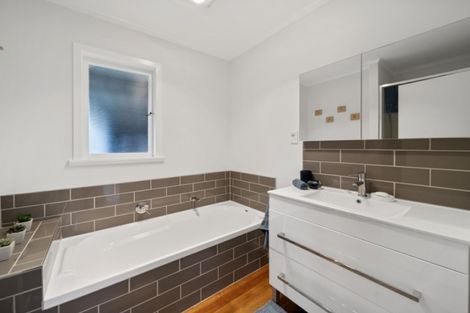 Photo of property in 2/1 Cross Street, Papakura, 2110