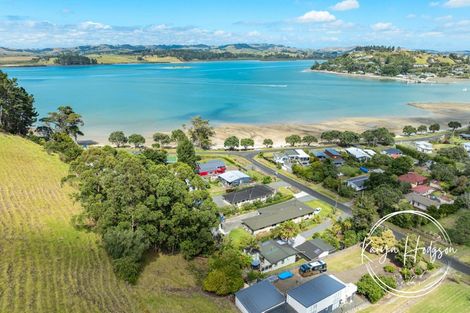 Photo of property in 10 Regent Street, Whakapirau, Maungaturoto, 0583