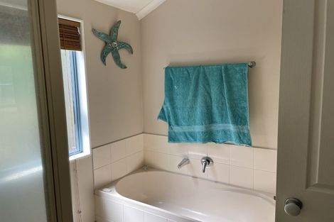 Photo of property in 21 Frank Knight Place, Waiuku, 2123