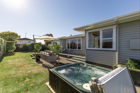 Photo of property in 2 Anzio Place, Awapuni, Palmerston North, 4412