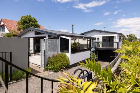 Photo of property in 32 Karewa Parade, Papamoa Beach, Papamoa, 3118
