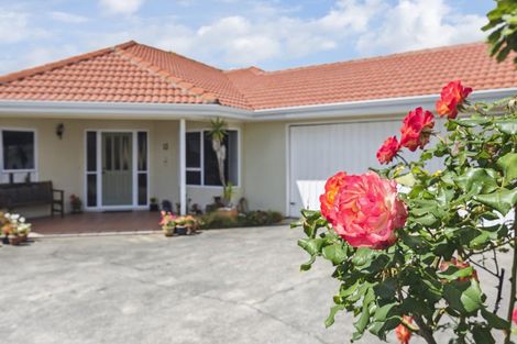 Photo of property in 13 Runanga Grove, Waikanae, 5036