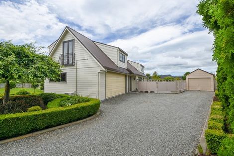 Photo of property in 8 Daffodil Grove, Carterton, 5713