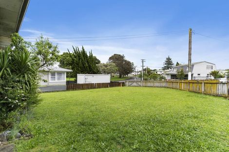 Photo of property in 2 Kirton Crescent, Manurewa, Auckland, 2102