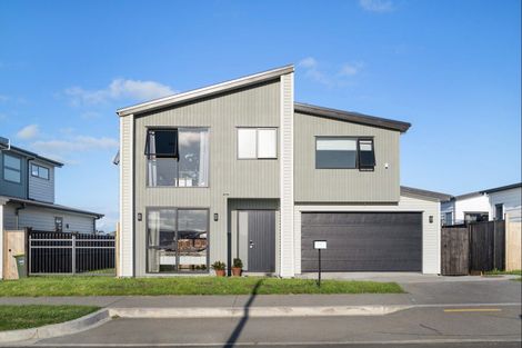 Photo of property in 11 Koiora Road, Clarks Beach, 2122
