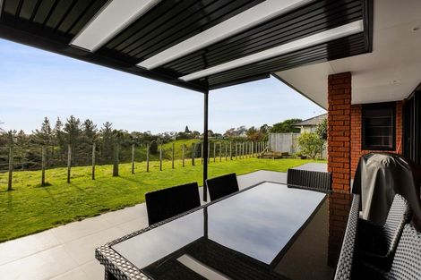 Photo of property in 8 Greenridge Lane, Merrilands, New Plymouth, 4312