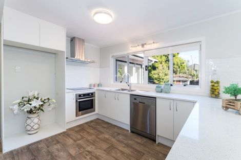 Photo of property in 70 Blakeborough Drive, Forrest Hill, Auckland, 0620