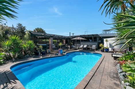 Photo of property in 17 Matua Road, Huapai, Kumeu, 0810