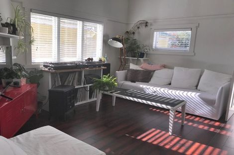 Photo of property in 12 William Bond Street, Stanley Point, Auckland, 0624