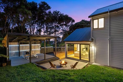 Photo of property in 25 Longfellow Parade, Glen Eden, Auckland, 0604