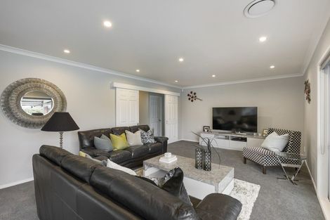 Photo of property in 21 Perotti Place, Conifer Grove, Takanini, 2112