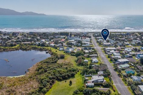 Photo of property in 13 Waimea Road, Waikanae Beach, Waikanae, 5036