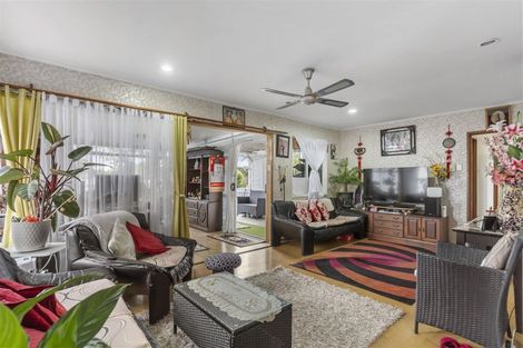 Photo of property in 11 Paragon Avenue, Beach Haven, Auckland, 0626