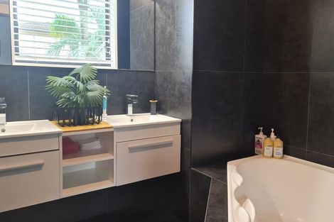 Photo of property in 4 Nadine Place, Mangere Bridge, Auckland, 2022