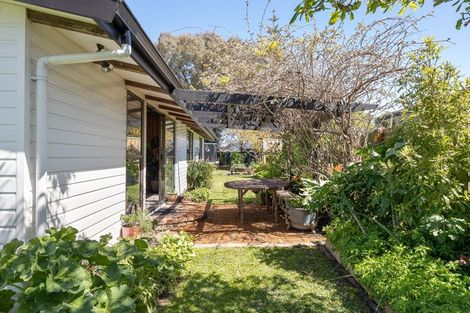 Photo of property in 6 Colonial Place, Kelvin Grove, Palmerston North, 4414