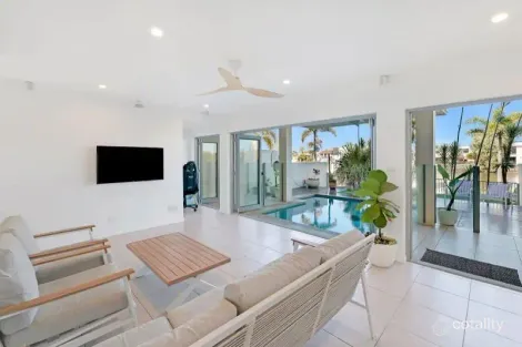 2/10 Ray St, Runaway Bay, QLD 4216