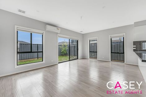 Property photo of 24 Bronson Circuit Cranbourne North VIC 3977
