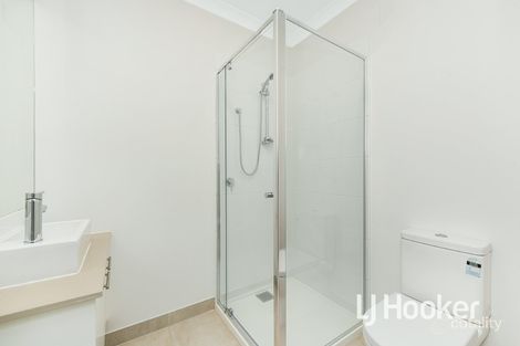 Property photo of 33 Rubus Way Pakenham VIC 3810