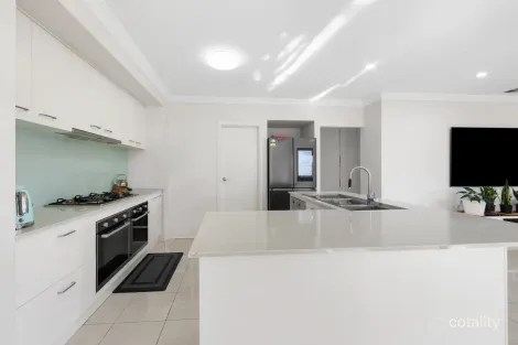 Property photo of 32 Eagle Way Deer Park VIC 3023
