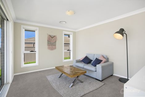 Property photo of 163 Hampshire Boulevard Spring Farm NSW 2570