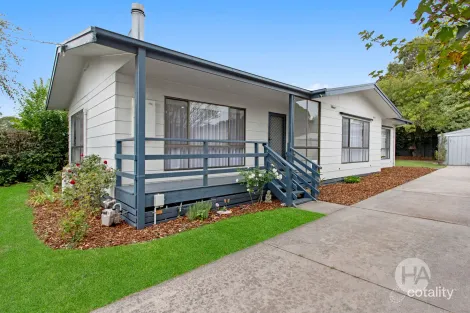 33 Wonthaggi Rd, Inverloch, VIC 3996