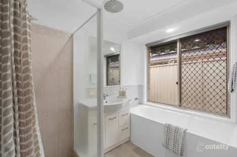 Property photo of 3 Adaminaby Drive Helensvale QLD 4212