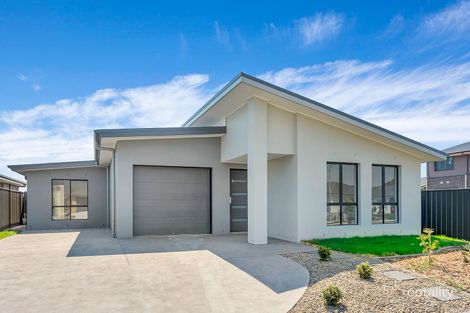 2/10 Acland Dr, Horsley, NSW 2530