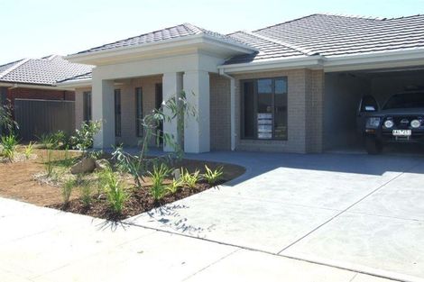 Property photo of 8 Griffith Mews Pakenham VIC 3810