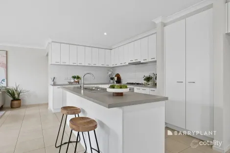 Property photo of 5 Clarendon Street Pakenham VIC 3810