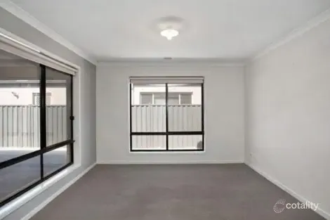 Property photo of 9 Woburn Crescent Manor Lakes VIC 3024