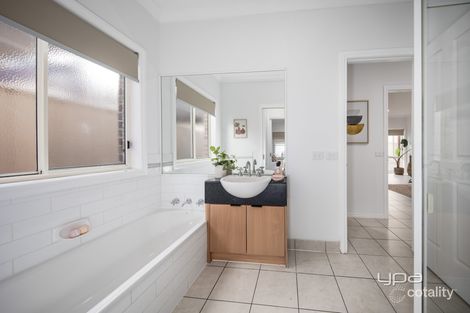 Property photo of 4 Gairdners Pass Caroline Springs VIC 3023