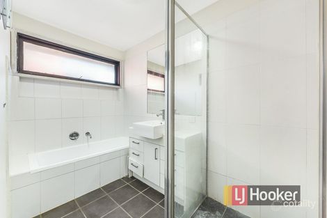 Property photo of 22 James Cook Drive Endeavour Hills VIC 3802