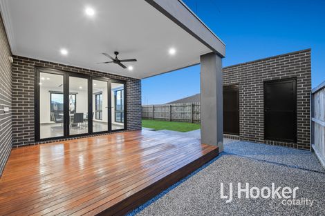 Property photo of 122 Rossiter Retreat Cranbourne North VIC 3977