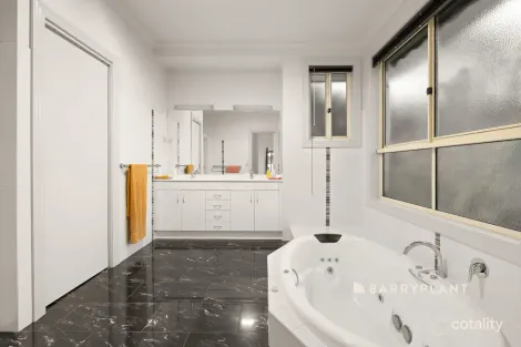 Property photo of 17 Canterbury Close Drouin VIC 3818
